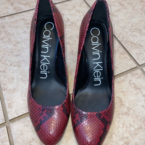 Calvin Klein Octavia Two-Tone Snake Print Pumps in Barn Red, size 9.5 Women’s - Picture 2 of 4